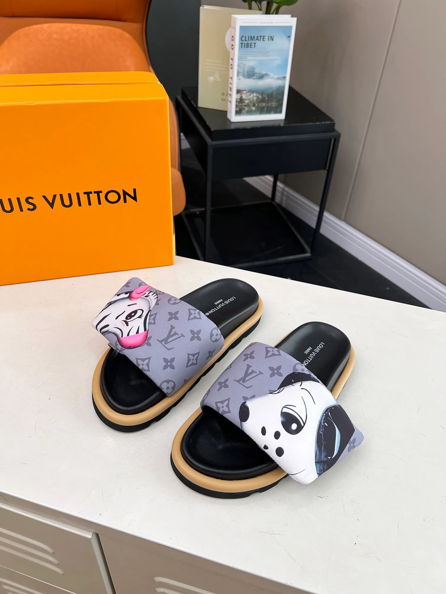 👟👟Ex-factory price 360👟👟 lv donkey brand l home 2024 hot style embossed logo embossed sandals This ol low comfort flat sandals are made of technical fabrics and use high-frequency embossing technology to reinterpret the monogram pattern. Soft padded upper with adjustable Velcro, comfortable and tough insole adds harmonious color ▪️Fabric: Original customized technical fabric ▪️Lining: soft sheepskin lining ▪️Sole: Original open-molded rubber foam outsole Color: .yellow.black▪️